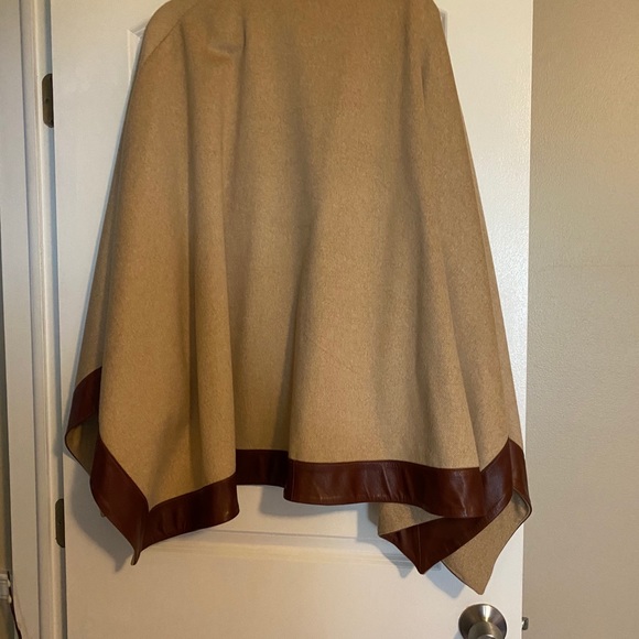 Cape - Picture 3 of 5